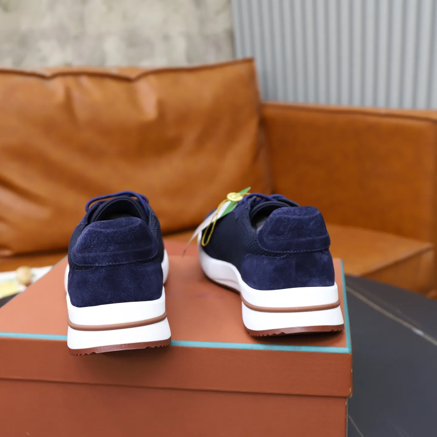 Ex-factory price: 560💰Loro Piana Tennis Walk men’s moral training sneakers! These new textured leather tennis shoes feature an ultra-low-top design for year-round wear and are water-resistant. The wrapped sole creates an effortlessly attractive color combination that harmoniously blends functionality with understated style. The ideal footwear option for urban dressing. The heel is decorated with a soft calfskin tongue with Kummel color inserts and an embossed LP logo. Cotton shoelaces. Material: Upper: Gray woven stitching with cowhide accents! Sole: Rubber lining: Cow leather original rubber sole, excellent foot comfort, complete package! Size: 38-39-40-41-42-43-44 leather shoe size (4546 can be customized)